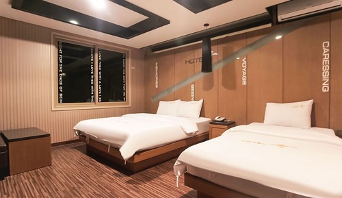 Room (Twin - Twin (Netflix available luxury)