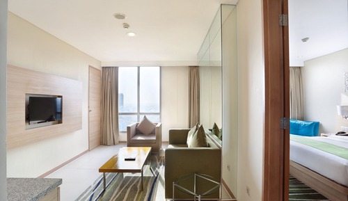Suite, 1 Queen Bed (Living Room)