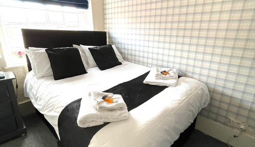 Double Room, Ensuite (Compact - Room 07)