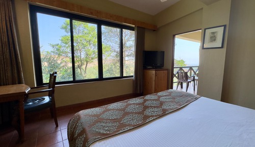 Cottage Room with Partial Mountain View