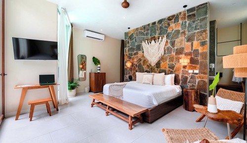 Signature Room, 1 King Bed, Pool Access