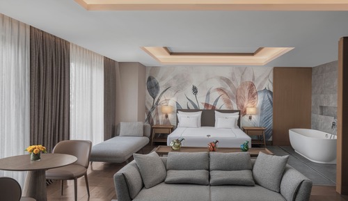 Honeymoon Suite