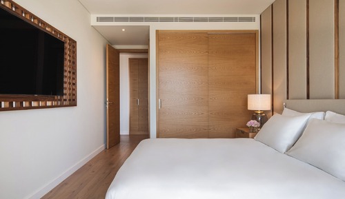 Deluxe Suite, 1 Queen Bed with Sofa bed (Bridge View)