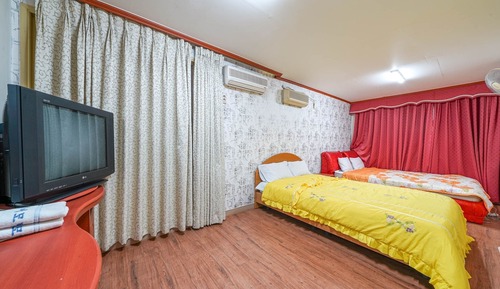 Room (Twin)