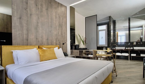 Golden Suite with indoor Jacuzzi