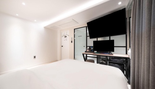 Room (Premium (smart TV hard PC Netflix air)