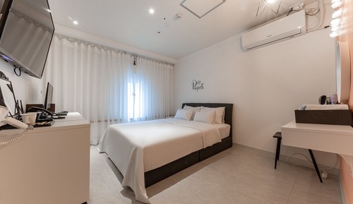 Room (Romantic Room)