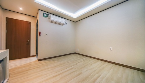 Room (Korean room (with bidet/PC/Netflix/Sa)