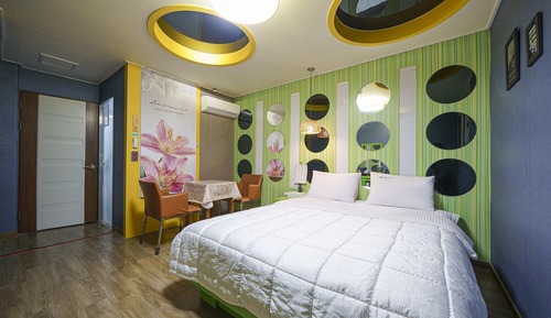 Room (General room-1 room 1 parking (hot sp)