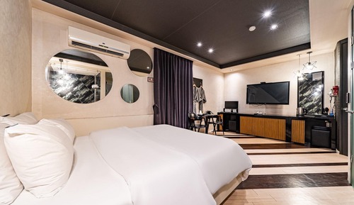 Room (Standard Room (Bathtub Netflix Availa)