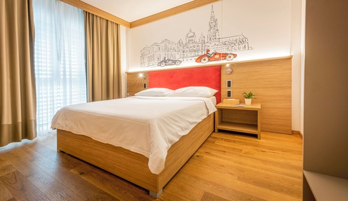 Deluxe Room, 1 Queen Bed, Kitchen
