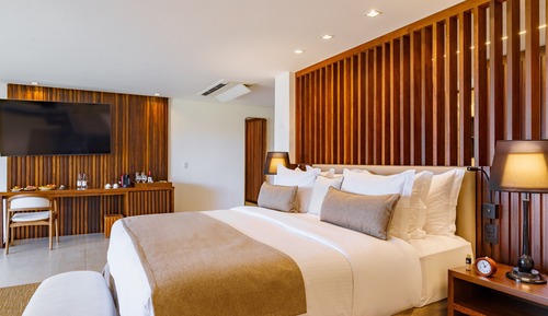 Luxury Suite, Bathtub, Golf View