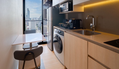Suite, 1 King Bed (Sky)