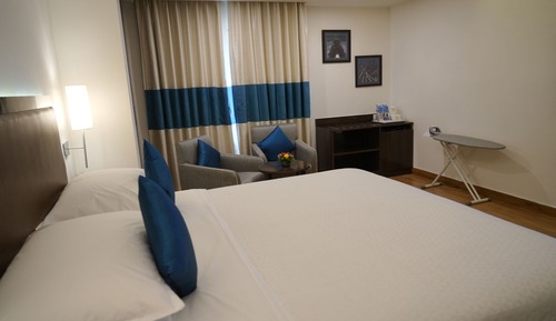 Suite, 1 King Bed, City View (Four Points Suite)