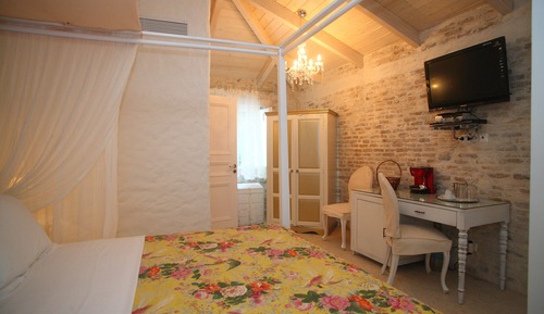 Suite, Garden View (Yellow)