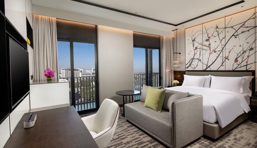 Standard Room, 1 King Bed, Club Lounge Access