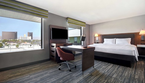 Studio, 1 King Bed, Refrigerator & Microwave (Wet bar)