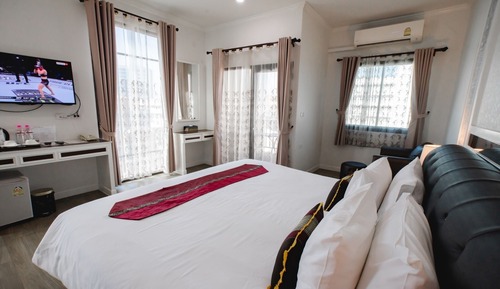 Deluxe Pool View Room