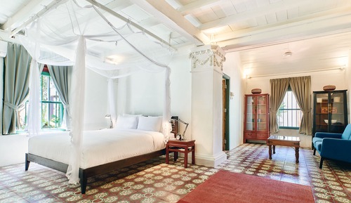 One Bedroom Suite - Colonial House 2