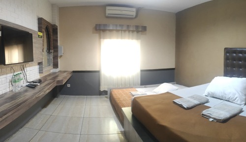 Family Room (4)