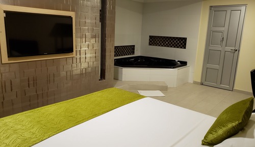 Deluxe Room, Jetted Tub