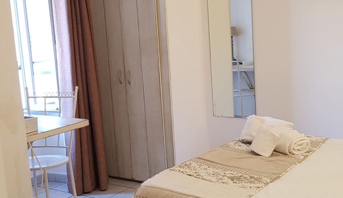 Double Room (Cour)