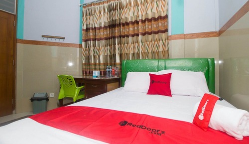 Double Room (RedDoorz)