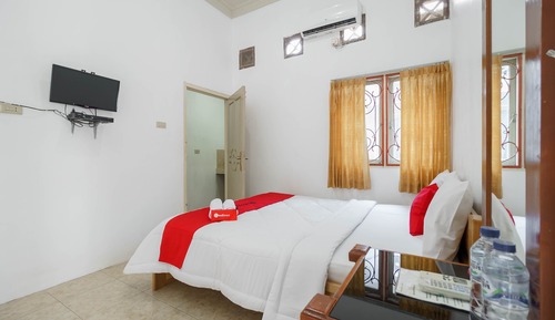 Double Room (RedDoorz)