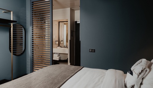 Comfort Room (Crescent Moon)