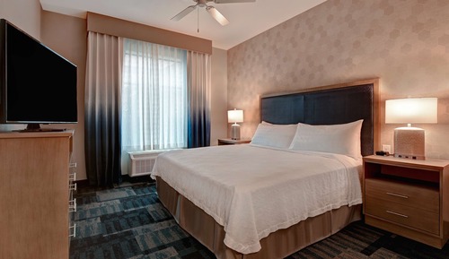 Suite, 1 King Bed, Accessible, Bathtub