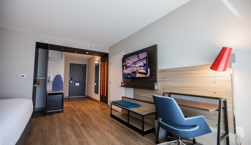 Room, 1 King Bed, Accessible (Mobility & Hearing, Roll-In Shower)