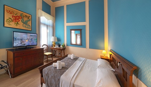 Deluxe Room, 1 Queen Bed, Ensuite, Garden View