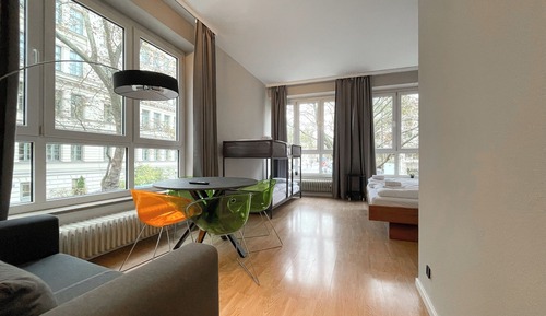 Multiple bed room for 6