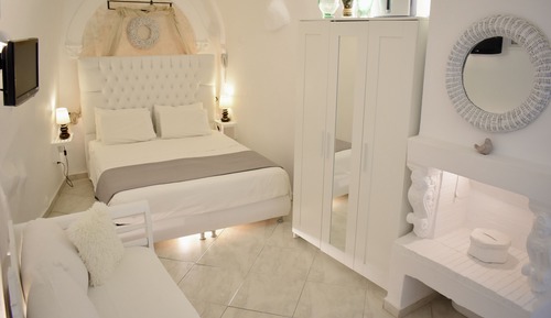 Studio, Jetted Tub (Cave Pelagos)
