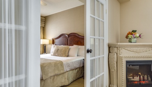 Deluxe King Suite with Jetted Tub-Separate Living Room