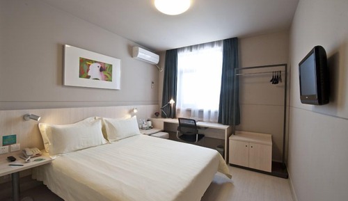 Standard room with queen bed-Type B