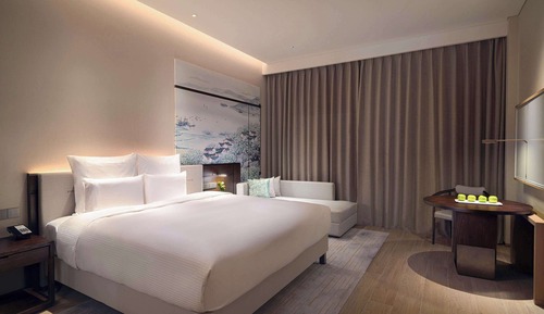 Deluxe Room, 1 King Bed, Balcony, Garden View