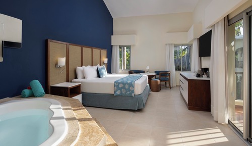 Junior Suite Premium Tropical View with Jacuzzi