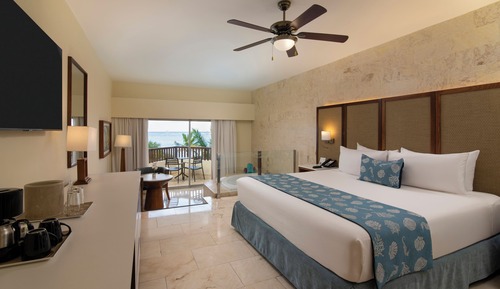 Junior Suite Premium Ocean Front with Jacuzzi