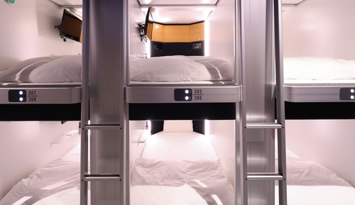 Men's capsule room Upper row