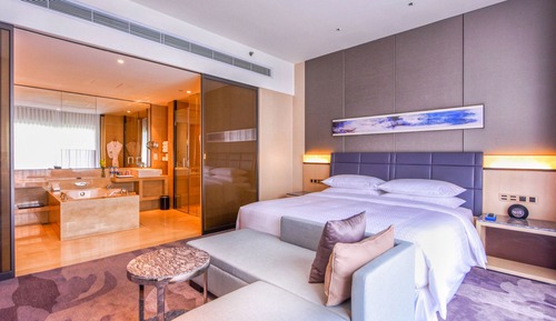 Room, 1 King Bed, Balcony, Garden View (View)