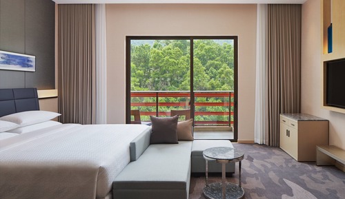 Junior Suite, 1 King Bed, Smoking, Mountain View (Balcony)