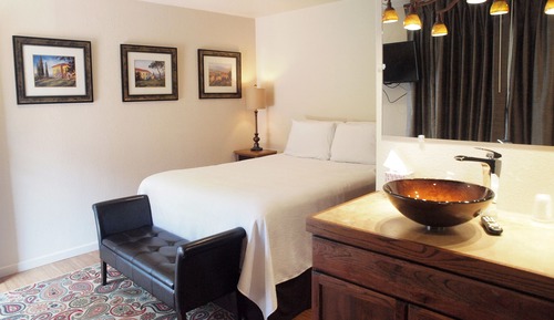 Single Room, 1 Queen Bed, Courtyard Area