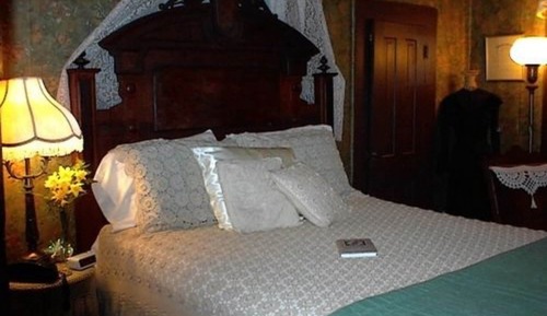 Elite Room, 1 Queen Bed, Private Bathroom, Garden View