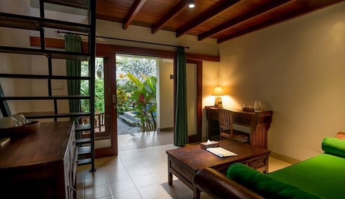 Deluxe Bungalow with Bathtub and Pool View