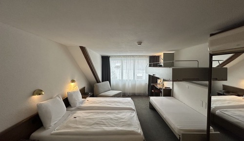 Quintuple Room