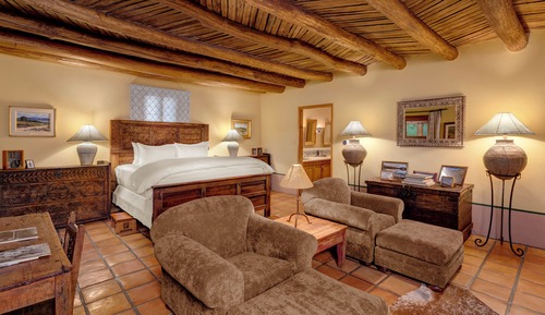 Deluxe Room, 1 King Bed, Partial Lake View, Courtyard Area