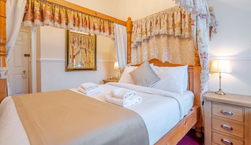 Room (Four poster)