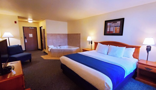 1 King Bed Nonsmoking with Hot Tub
