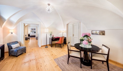 Suite, 1 King Bed (Lazar)